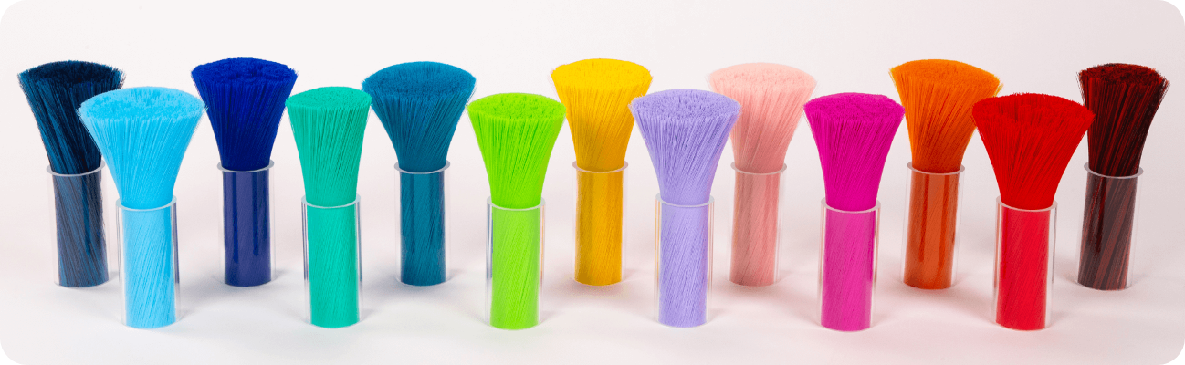 Imagen de varios recipientes de cristal con monofilamentos de diferentes colores en su interior