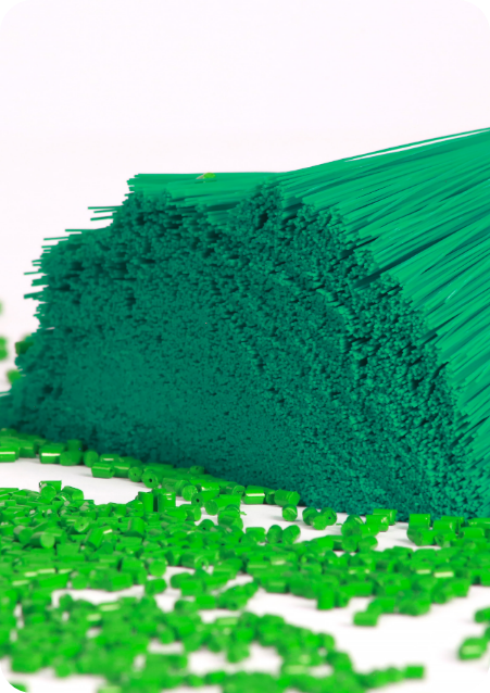 Imagen de monofilamentos de color verde esparcidos sobre el piso